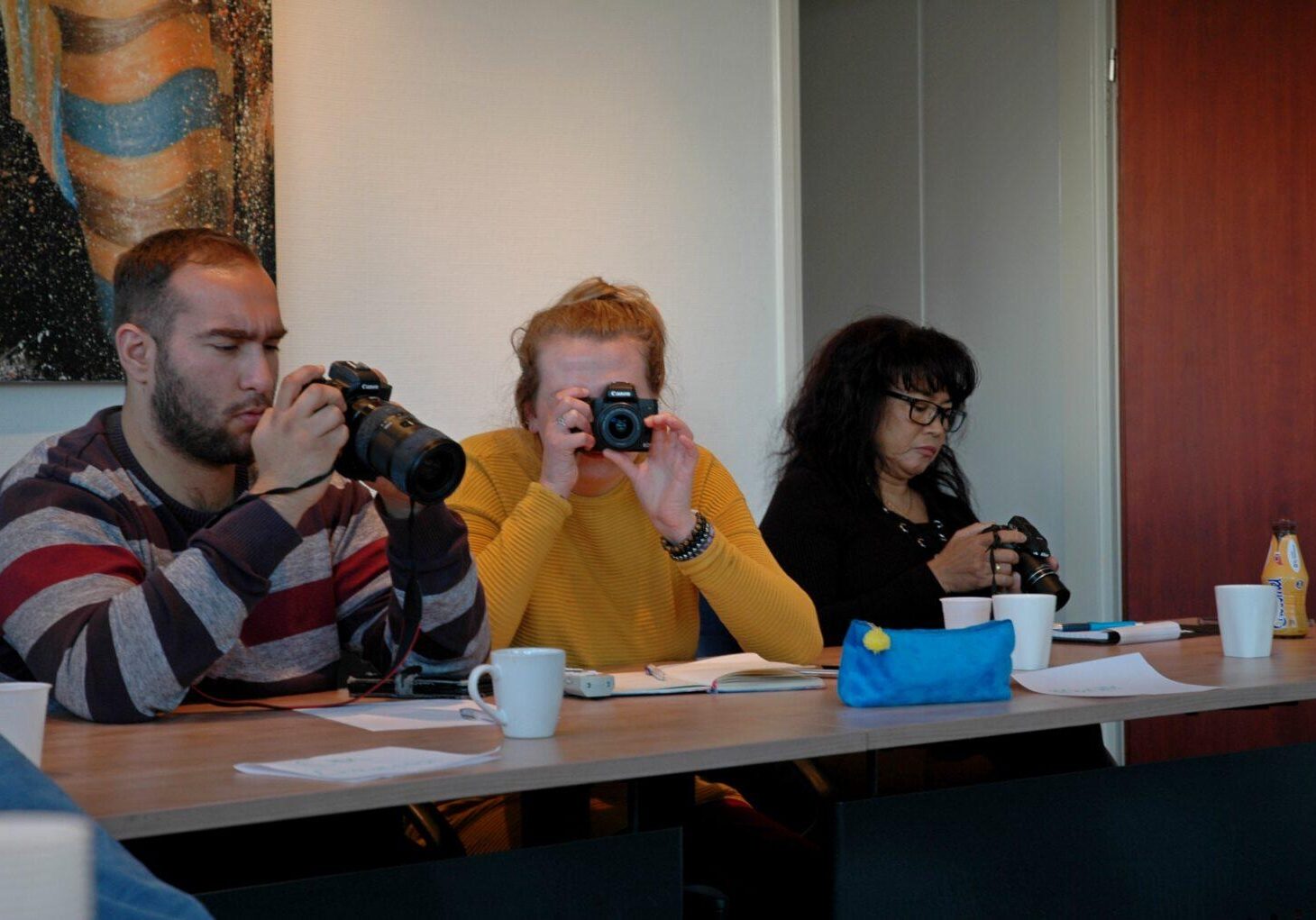 Beginnende fotograaf leert diafragma en sluitertijd instellen tijdens cursus