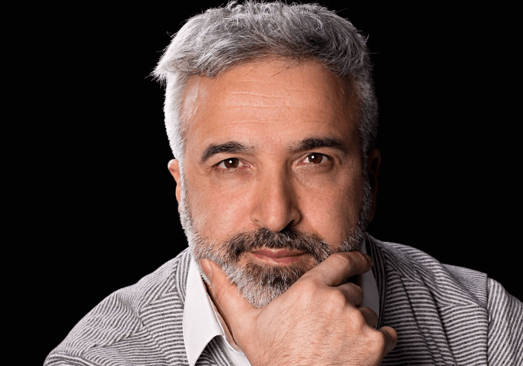 Professionele headshot met neutrale achtergrond – ideaal voor LinkedIn