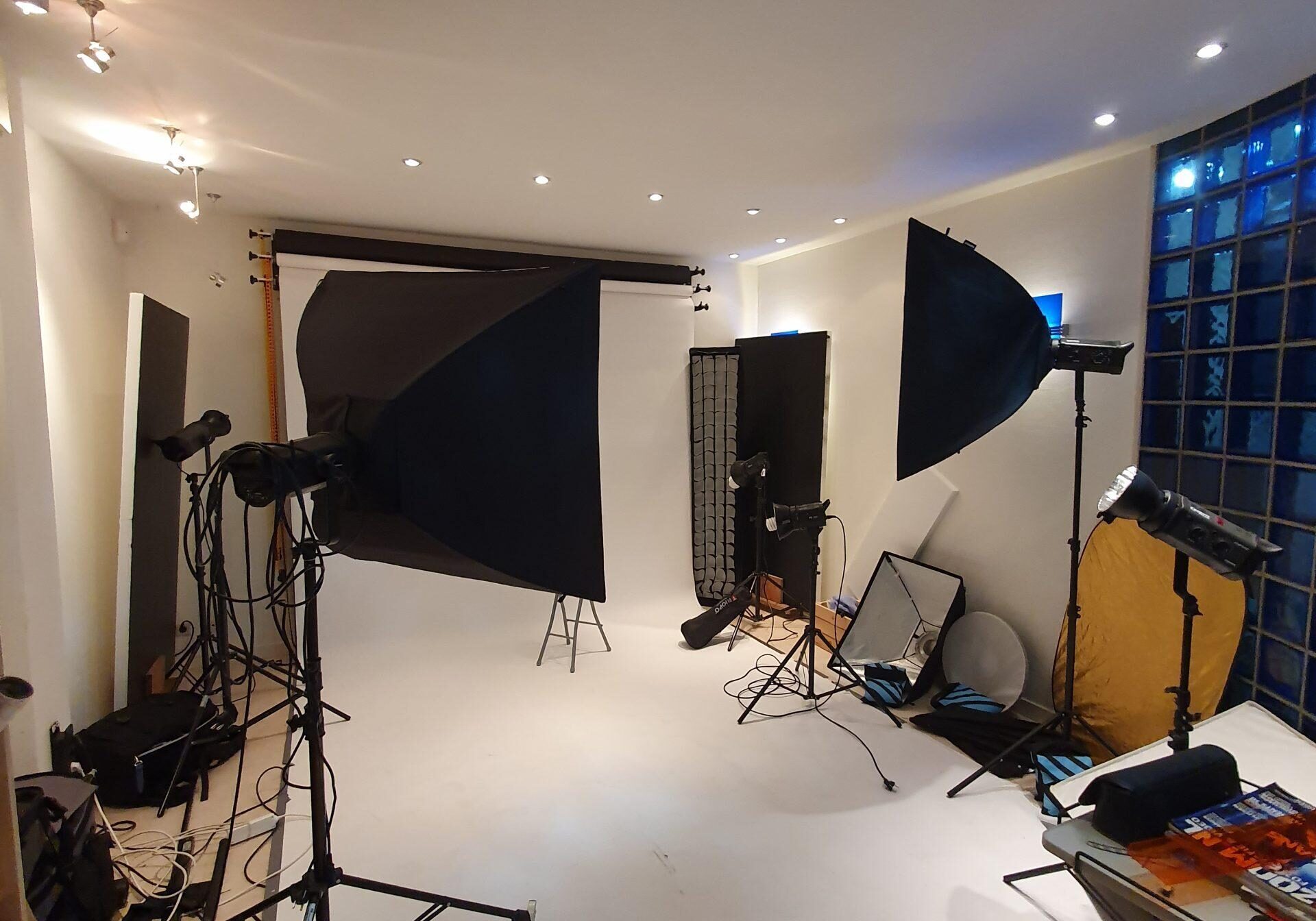 Professionele fotostudio met softboxen en achtergrondrollen – studioverhuur MJ Photography